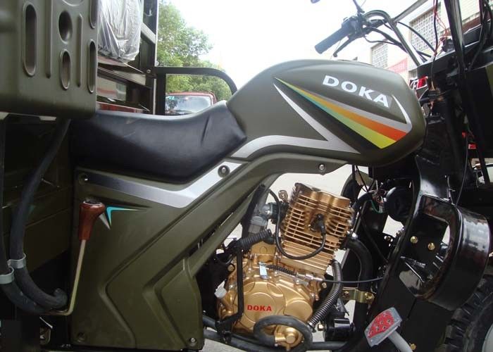 Trzyosiowy motocykl z napędem na wał, napędzany silnikiem, ze stalową ramą i osią samochodu
