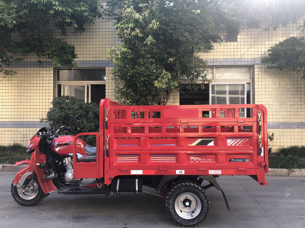 Dorosły trójkołowy wózek transportowy 250CC typu nadwozia 1700 * 1250 mm Hamulec bębnowy 60 km / h Maksymalna prędkość
